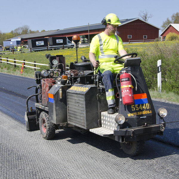 Klistra ytan med bitumenemulsion