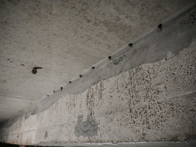 Som förberedelse omprofilerades betongbalkarna delvis och hålen för kolankarna borrades i betongen.