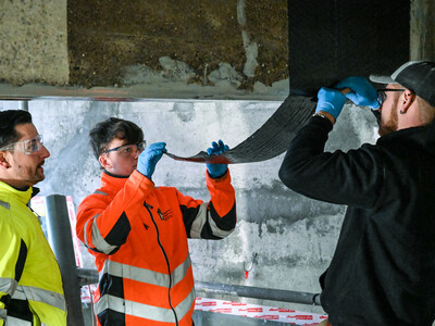 Experterna applicerar det första lagret av kolfiberväv på skjuvförstärkningen.