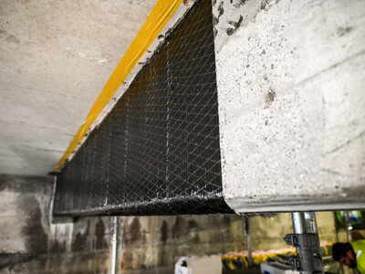 Skjuvförstärkningen med S&P C-Sheet täcker hela balken.