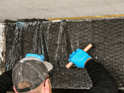 Fibrerna i S&P C-Anchor måste spridas ut noggrant och fästas på S&P C-Sheet.