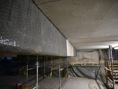 Armeringen täcktes med kvartssand som förberedelse för ytterligare beläggningar.