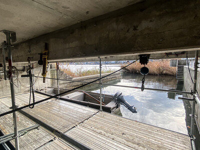 Byggnadsställningar måste resas över vattnet för att armeringen skulle kunna appliceras.