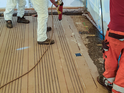 Först sprutade installationsexperterna limmet i springan i den första delen av byggnaden. Bild: Simpson Strong-Tie